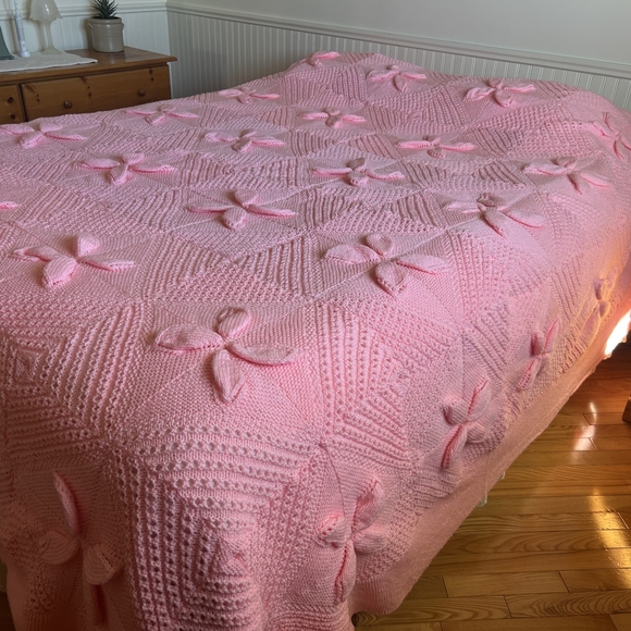 Vintage Handmade Pink Knit Quilt with Floral Design - Picture 4 of 5